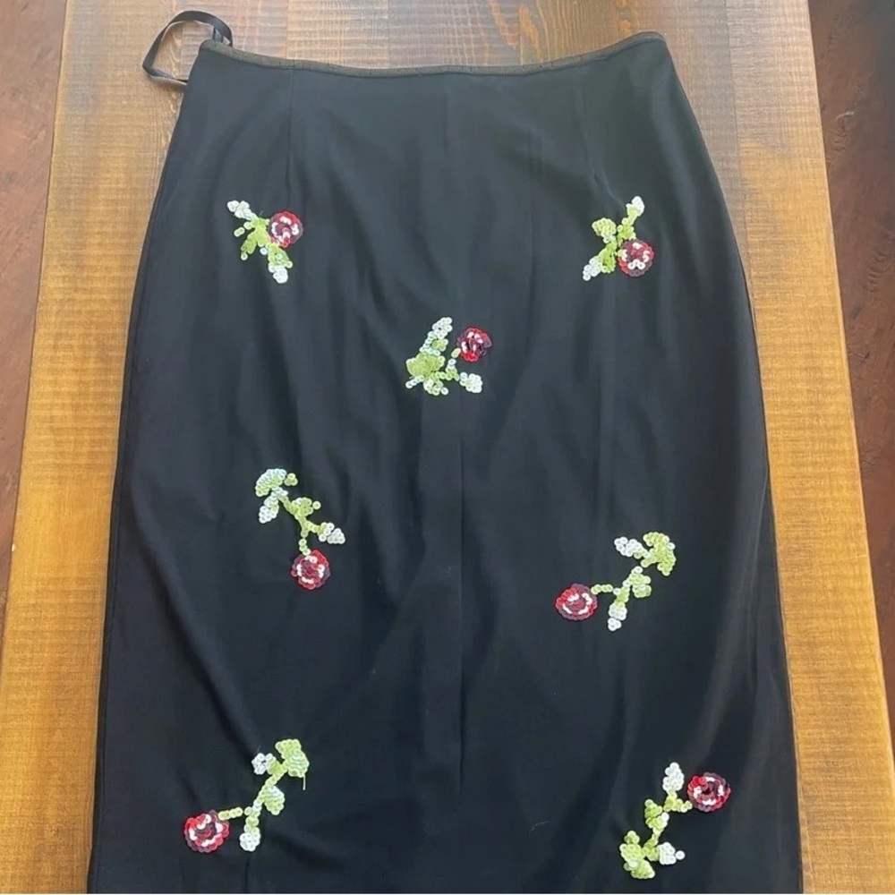 Chic Black Pencil Skirt with Floral Embroidery